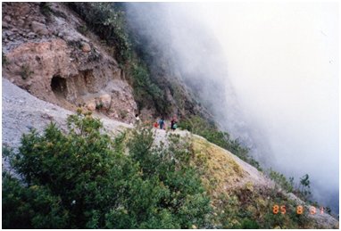 アンデス山脈の急斜面を歩く先住民.jpg