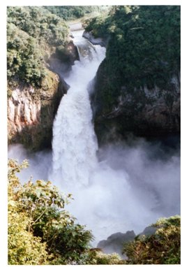 アンデス山脈途中の滝.jpg