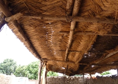 ヤシで編んだ屋根。シデラドゥグの焼き肉屋。.jpg